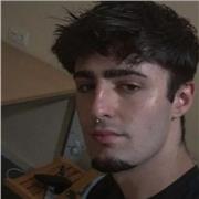 Estudiante de fisica en la universidad autónoma de Madrid imparte clases de física a alumnos de todas las edades